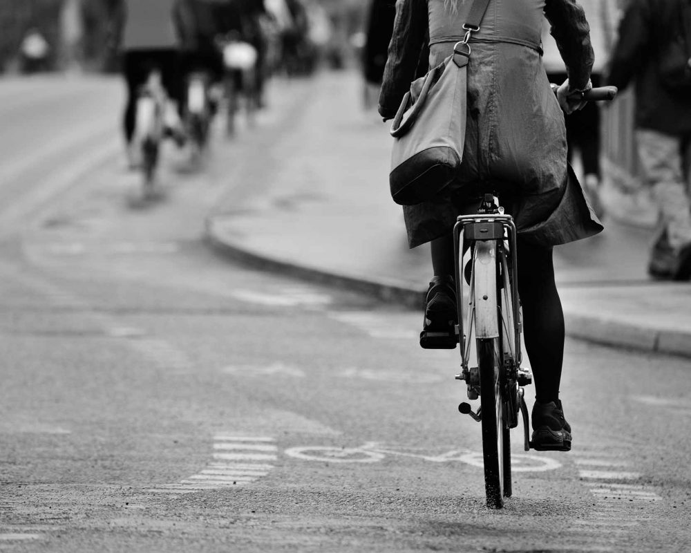 cycling-back-2000px-bw